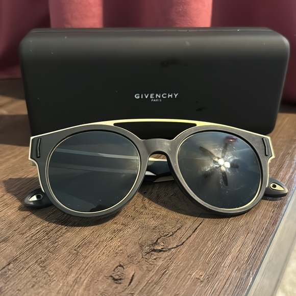 Givenchy sunglasses - Picture 4 of 4